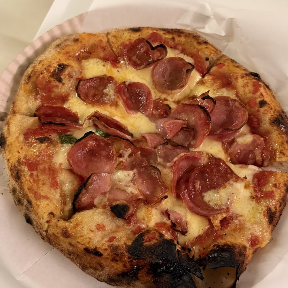 Pizza de calabresa com queijo derretido e borda tostada