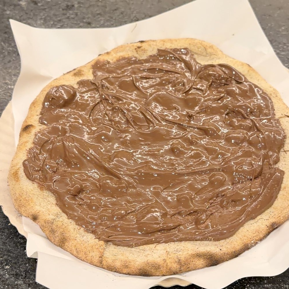 Pizza doce coberta de creme de avelã