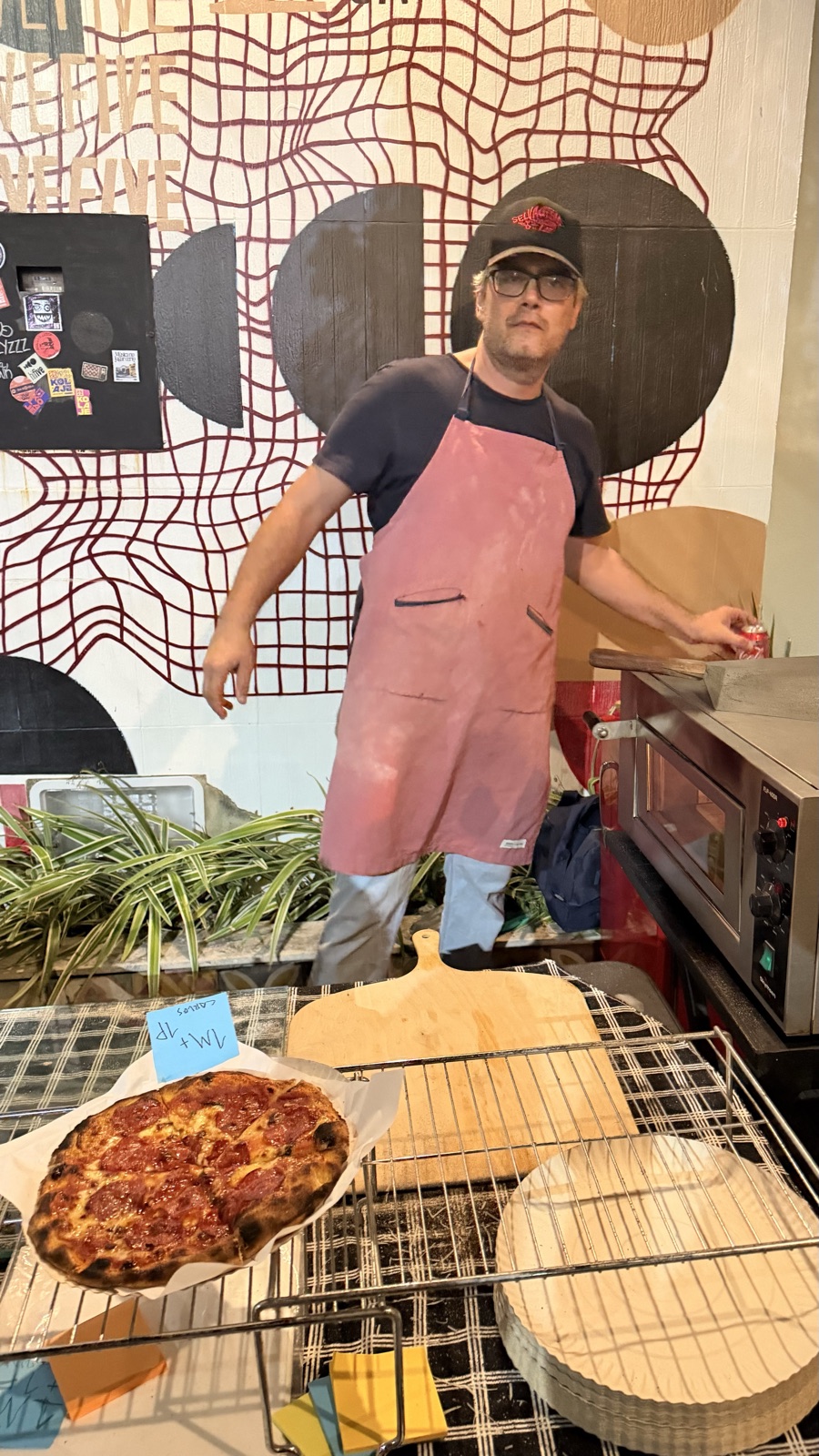 Pizza de pepperoni na banca da Tomolino em evento