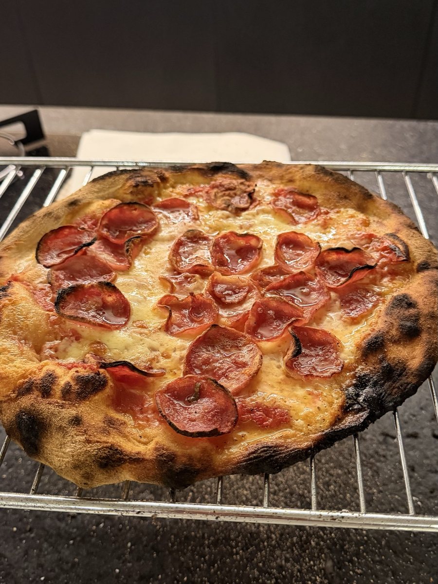 Close de uma pizza de calabresa com a borda tostada