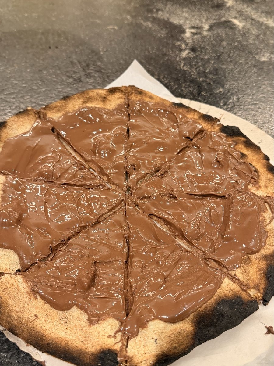 Pizza doce de creme de avelã já fatiada