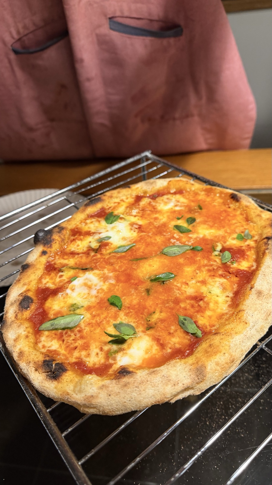 Pizza margherita com folhas de manjericão sobre a grade