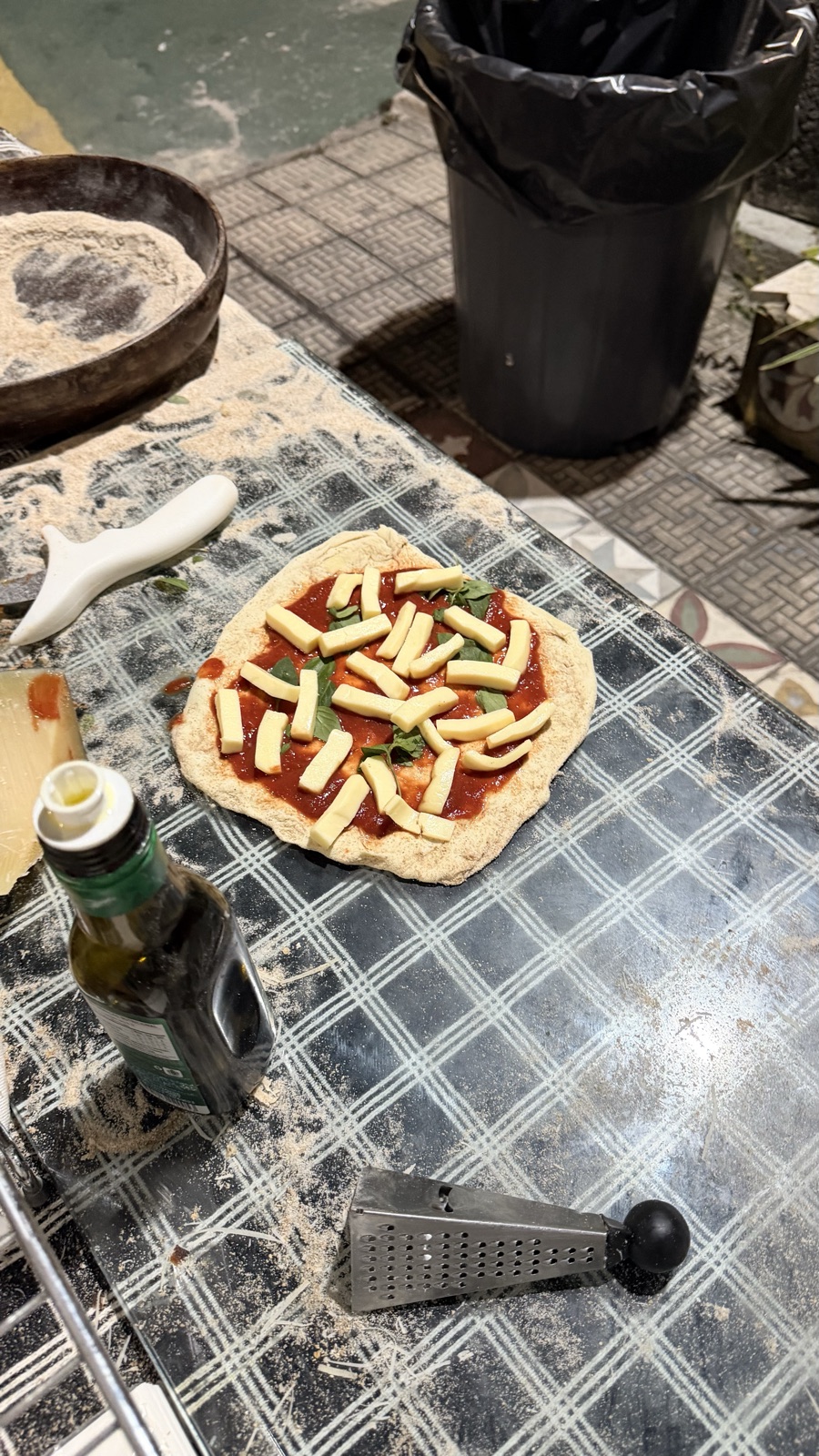 Pizza sendo montada na bancada da banca de rua