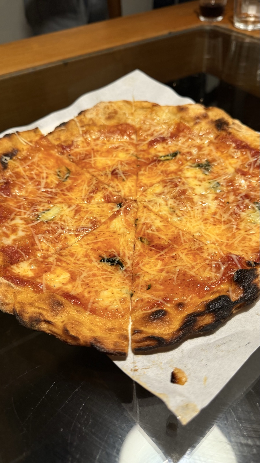 Pizza assada com borda tostada sobre o papel